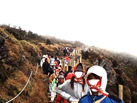 영실기암 보기위해  등산객으로 인산인해를 이루었다. 